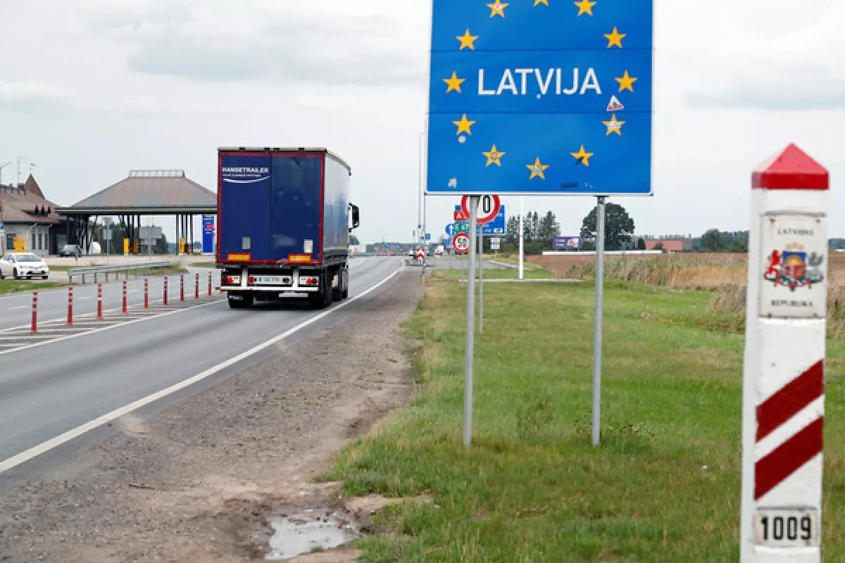 Latvia considers fully closing border with Belarus, says PM