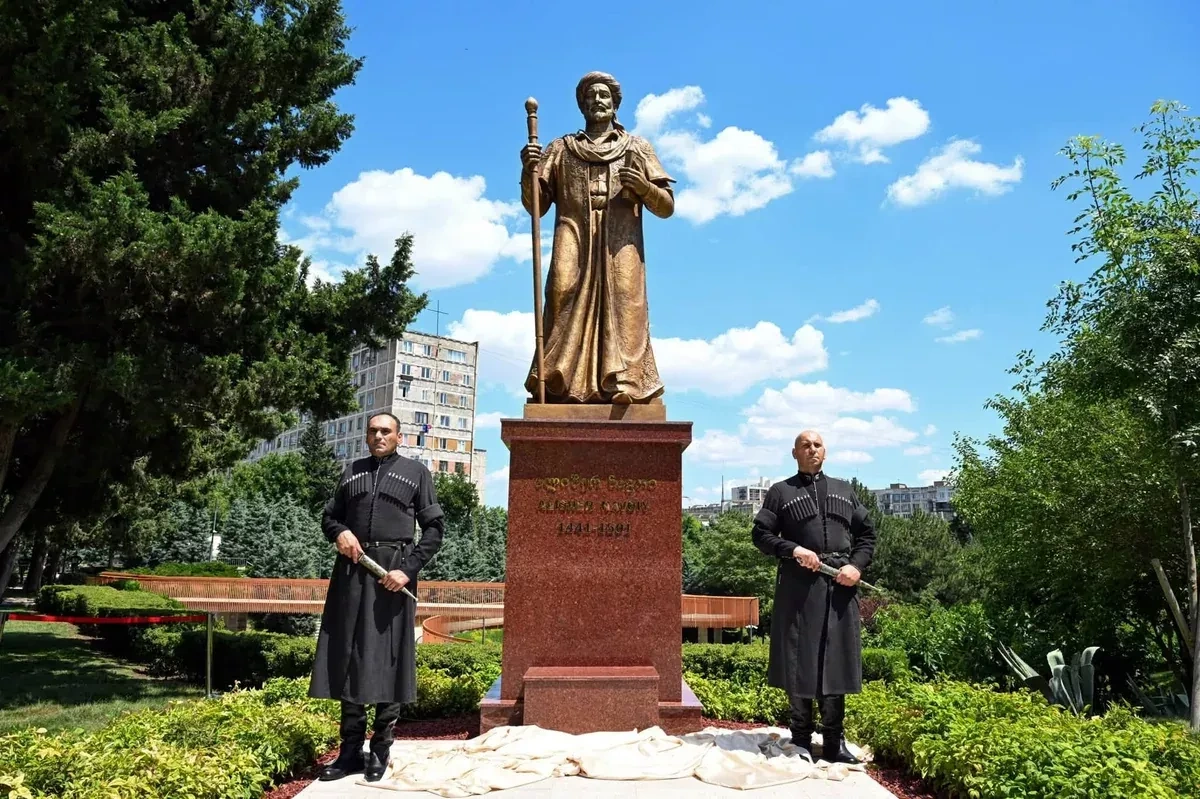 Uzbek president, Georgian PM attend unveiling of Alisher Navoi monument PHOTO