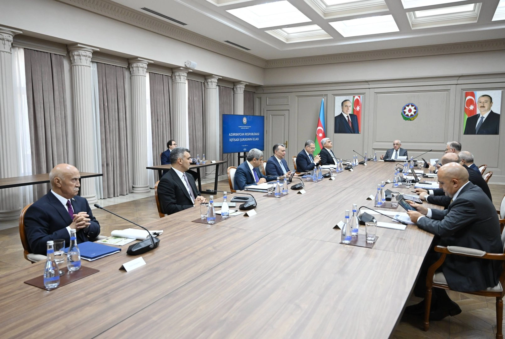 Azerbaijan's prime minister holds meeting and adopts new decision (PHOTO)