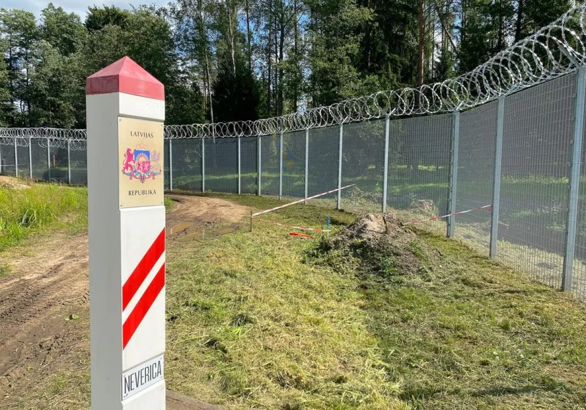 Latvia completes fence along entire border with Russia