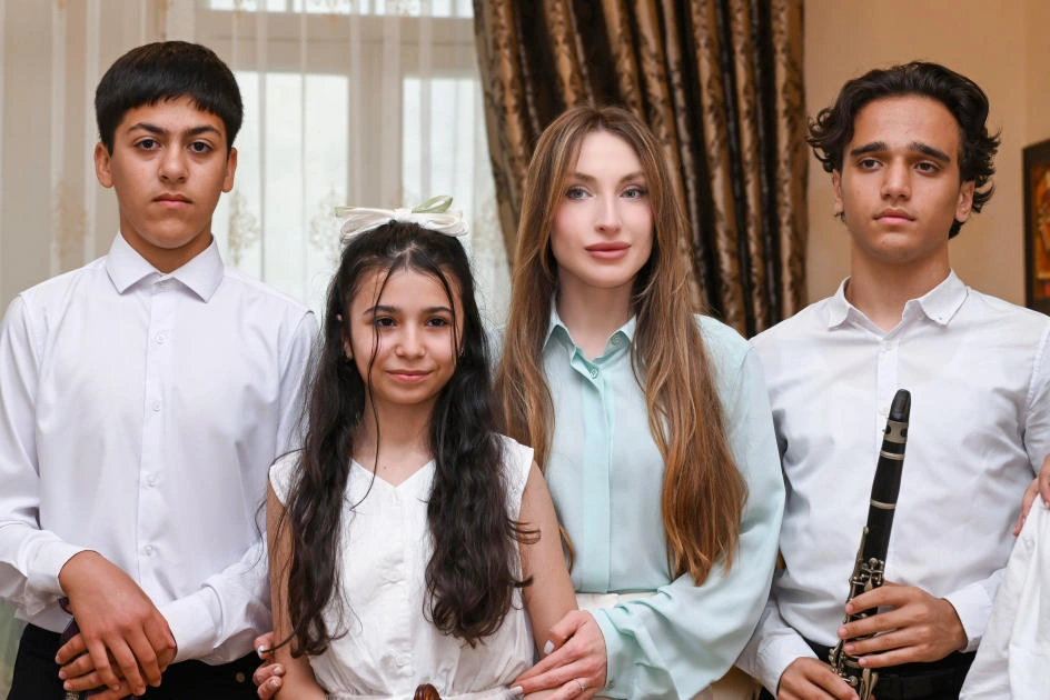 Alena Aliyeva takes part in charity master class for children at Maksud Ibragimbekov Creativity Center (PHOTO)