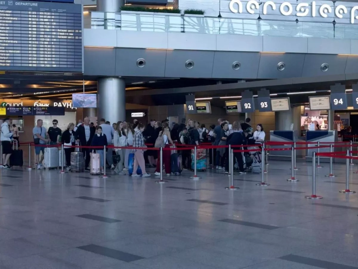 Passengers stranded at Moscow airport amid flight delays PHOTO