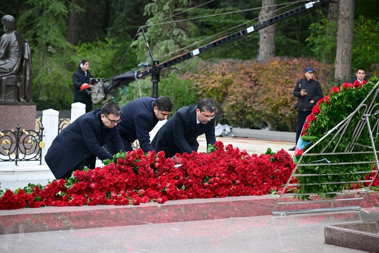 Azerbaijan's MEDIA and Audiovisual Council reps visit National Leader Heydar Aliyev's grave (PHOTO)