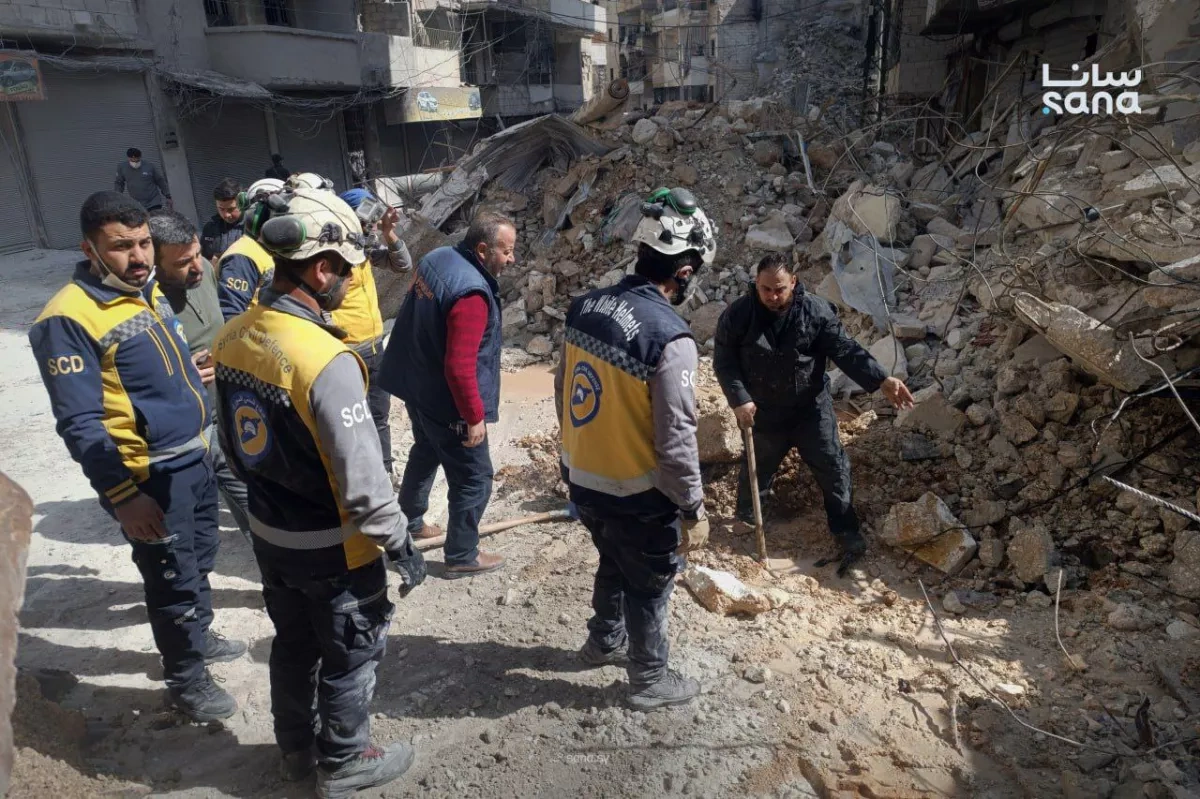 Rescue teams search for survivors after building collapse in Aleppo PHOTO