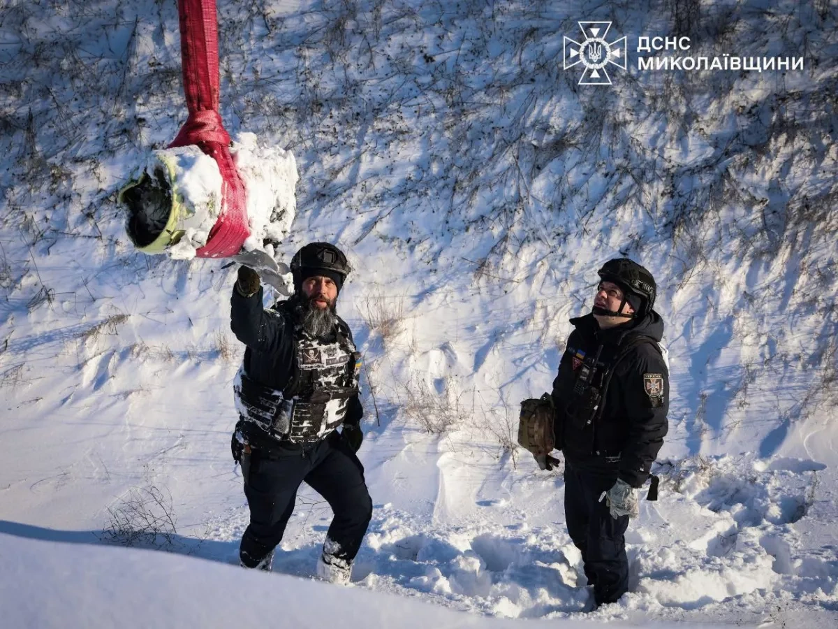 Ukrainian engineers neutralise remains of Russian cruise missile in Mykolaiv PHOTO