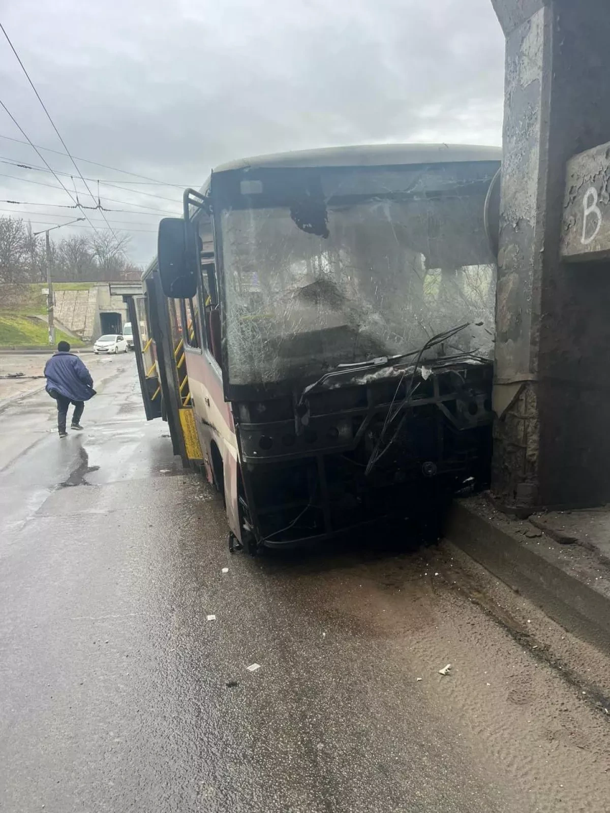 Russian shelling hits minibus in Kherson, killing driver, injuring several Photo