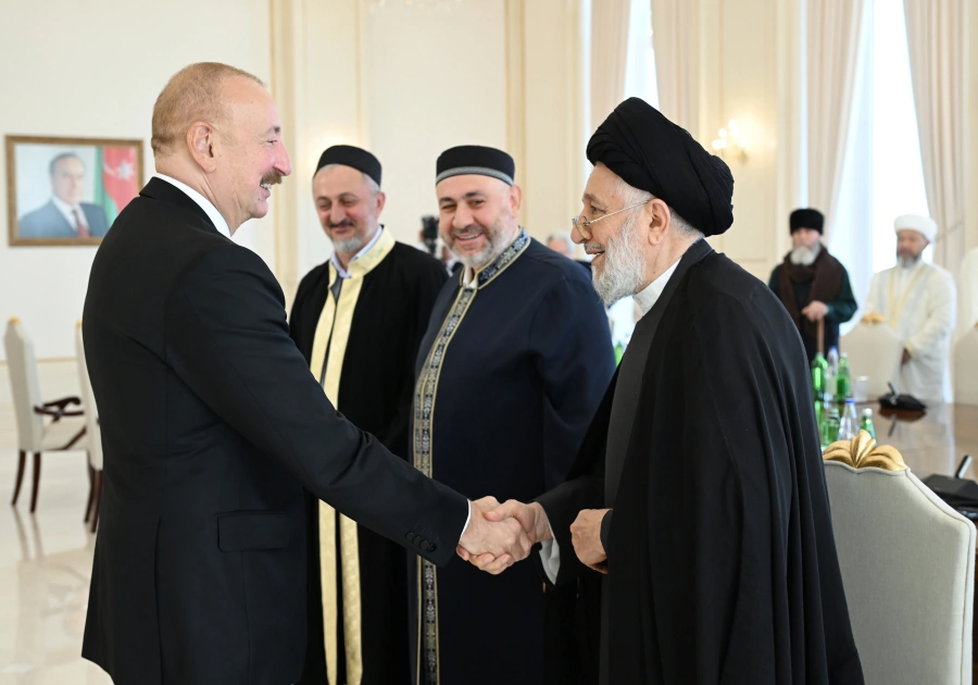 President Ilham Aliyev receives participants of international conferences held in Baku (PHOTO)