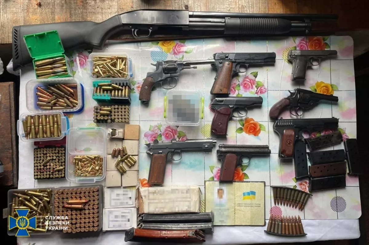 Ukraine police foil sale of large cache of frontline weapons Photo
