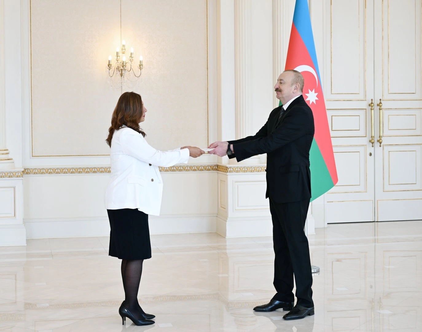 President Ilham Aliyev receives newly appointed ambassador of Colombia to Azerbaijan (PHOTO)