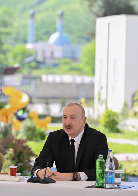 President Ilham Aliyev meets with families moving to first residential complex in Zangilan city (PHOTO)
