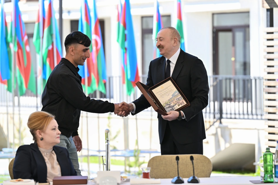 President Ilham Aliyev meets with families moving to first residential complex in Zangilan city (PHOTO)
