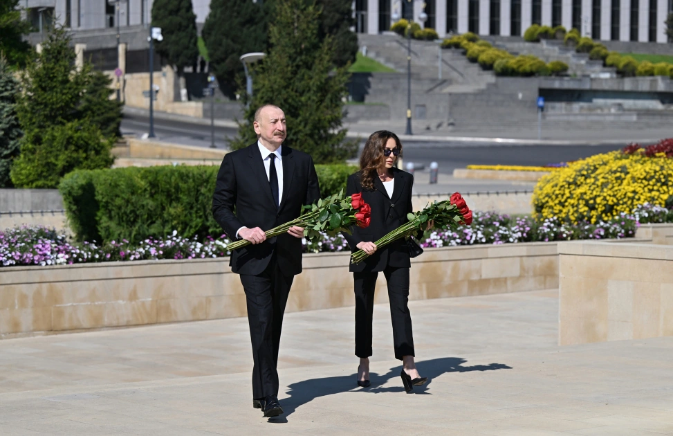 President Ilham Aliyev, First Lady Mehriban Aliyeva pay tribute to Azerbaijanis who died for Victory over fascism (PHOTO)