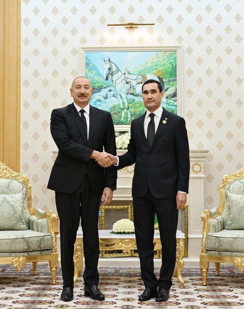 President Ilham Aliyev meets with President of Turkmenistan in Turkmenbashi (PHOTO)
