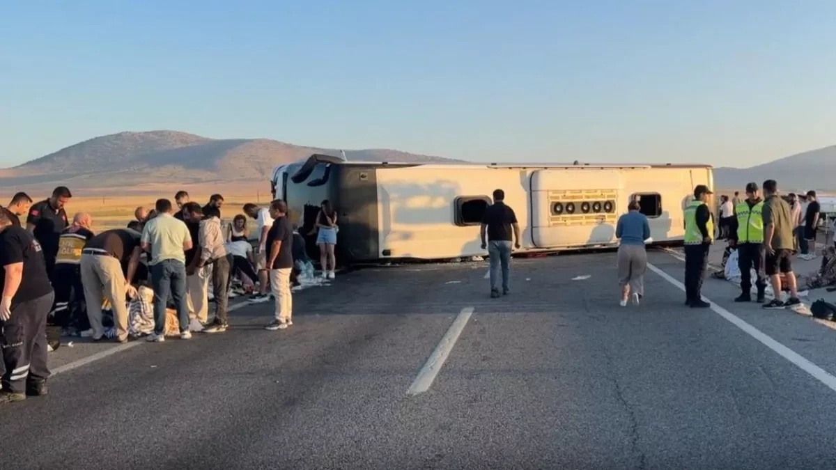 More than 30 injured as passenger bus overturns in Türkiye