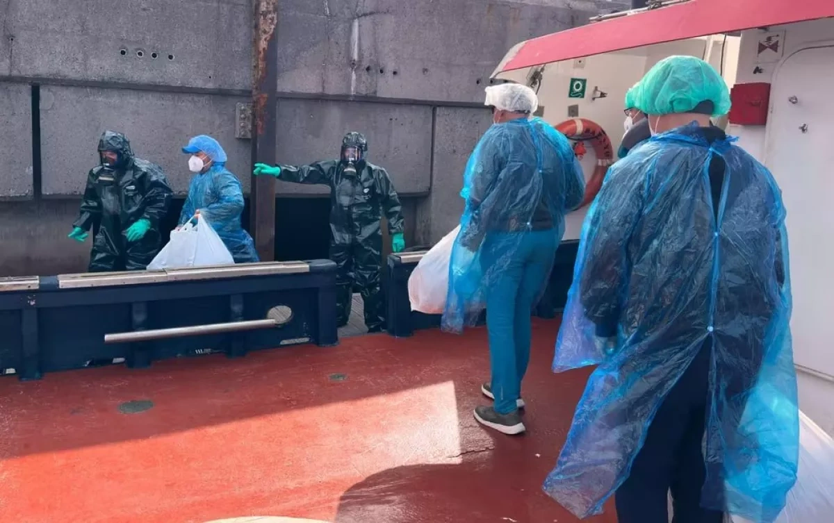 El País shows evacuation of passengers from hantavirus-affected ship PHOTO