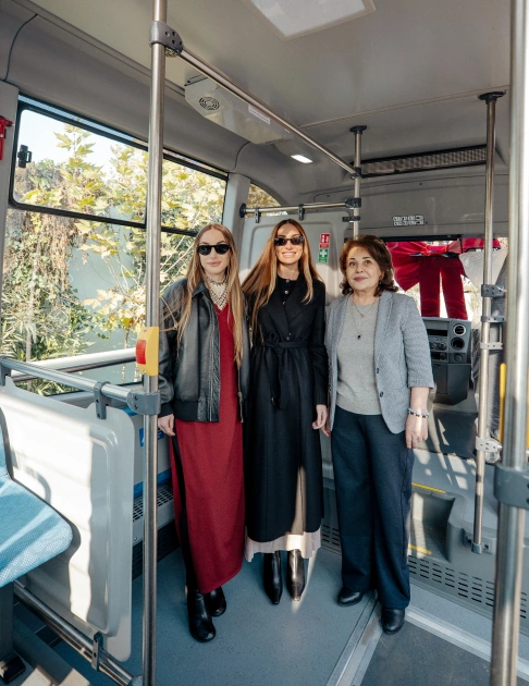 VP of Heydar Aliyev Foundation Leyla Aliyeva, Arzu Aliyeva, and Alena Aliyeva share holiday joy with children at “Clean World” shelter (PHOTO)