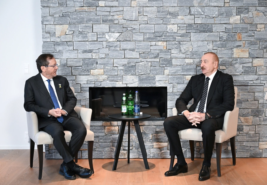 President Ilham Aliyev meets with President of Israel in Davos (PHOTO)