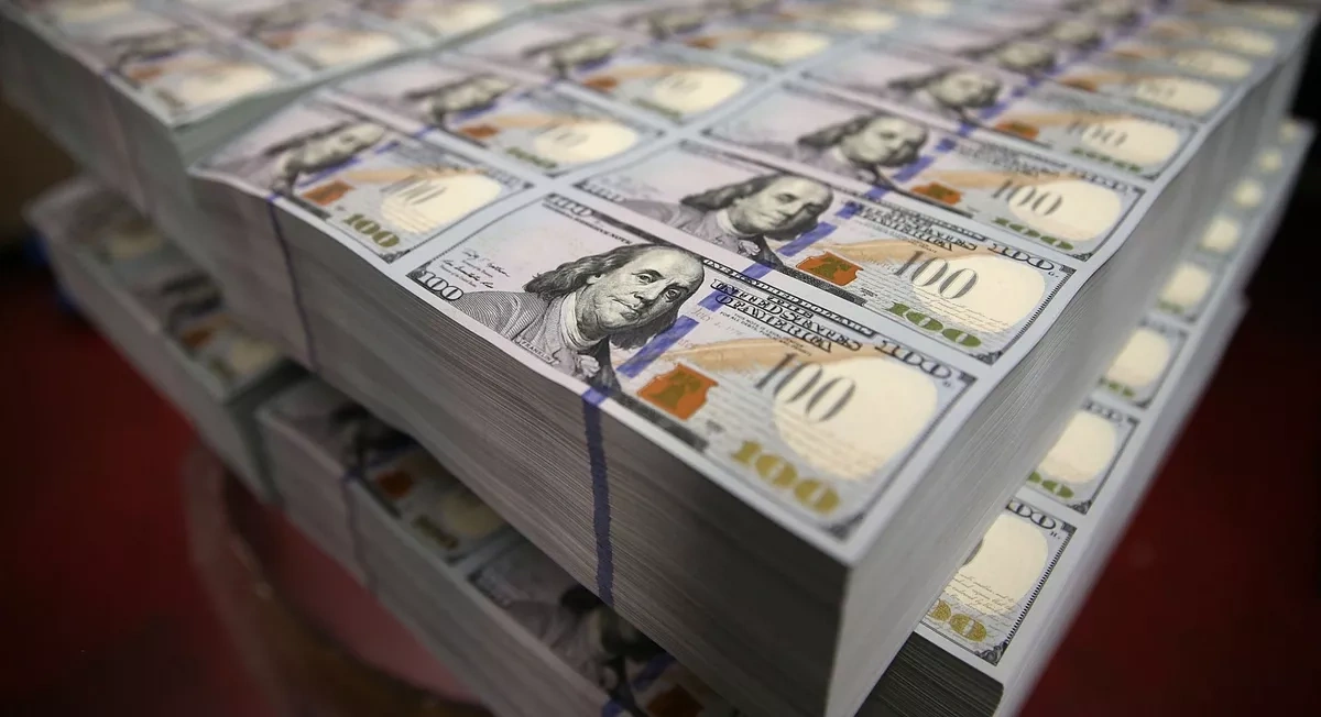 Azerbaijan sends more cash to Italy amid global remittance decline