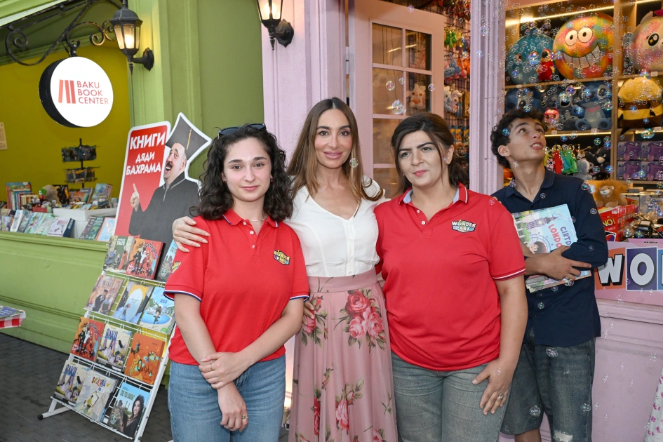 Leyla Aliyeva and Arzu Aliyeva visit "CandyFest" summer festival and watch "Magic Pearl" water circus show (PHOTO)