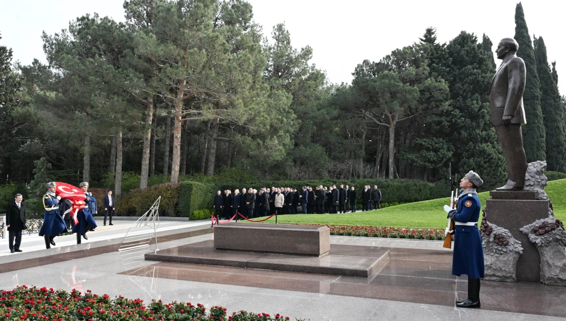 Turkish Vice President Cevdet Yılmaz pays tribute to National Leader Heydar Aliyev (PHOTO)