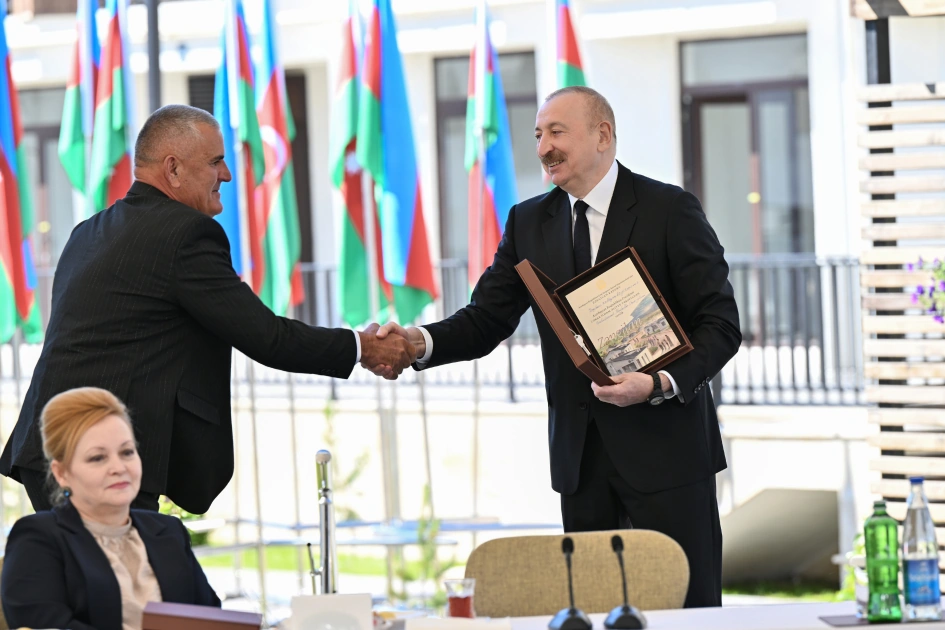 President Ilham Aliyev meets with families moving to first residential complex in Zangilan city (PHOTO)