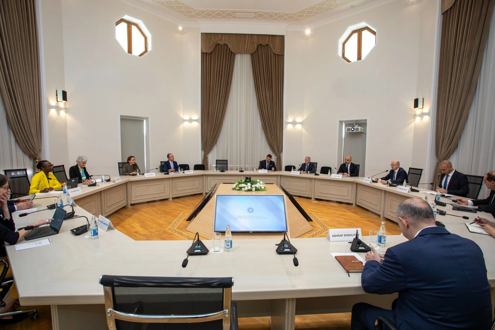 Azerbaijan, WB discuss regional energy interconnections and green initiatives (PHOTO)