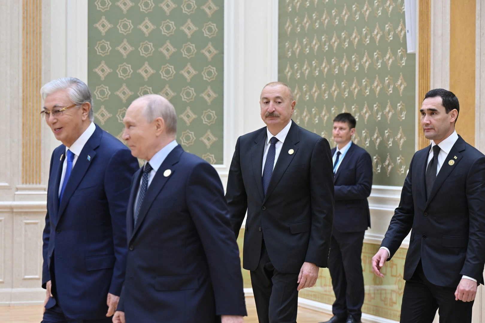 President Ilham Aliyev attends expanded-format meeting of Caspian Environmental Summit in Turkmenbashi (PHOTO)