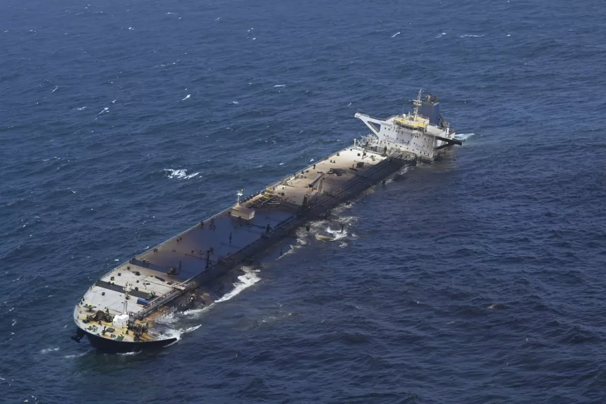Oman races to contain oil spill from grounded tanker
