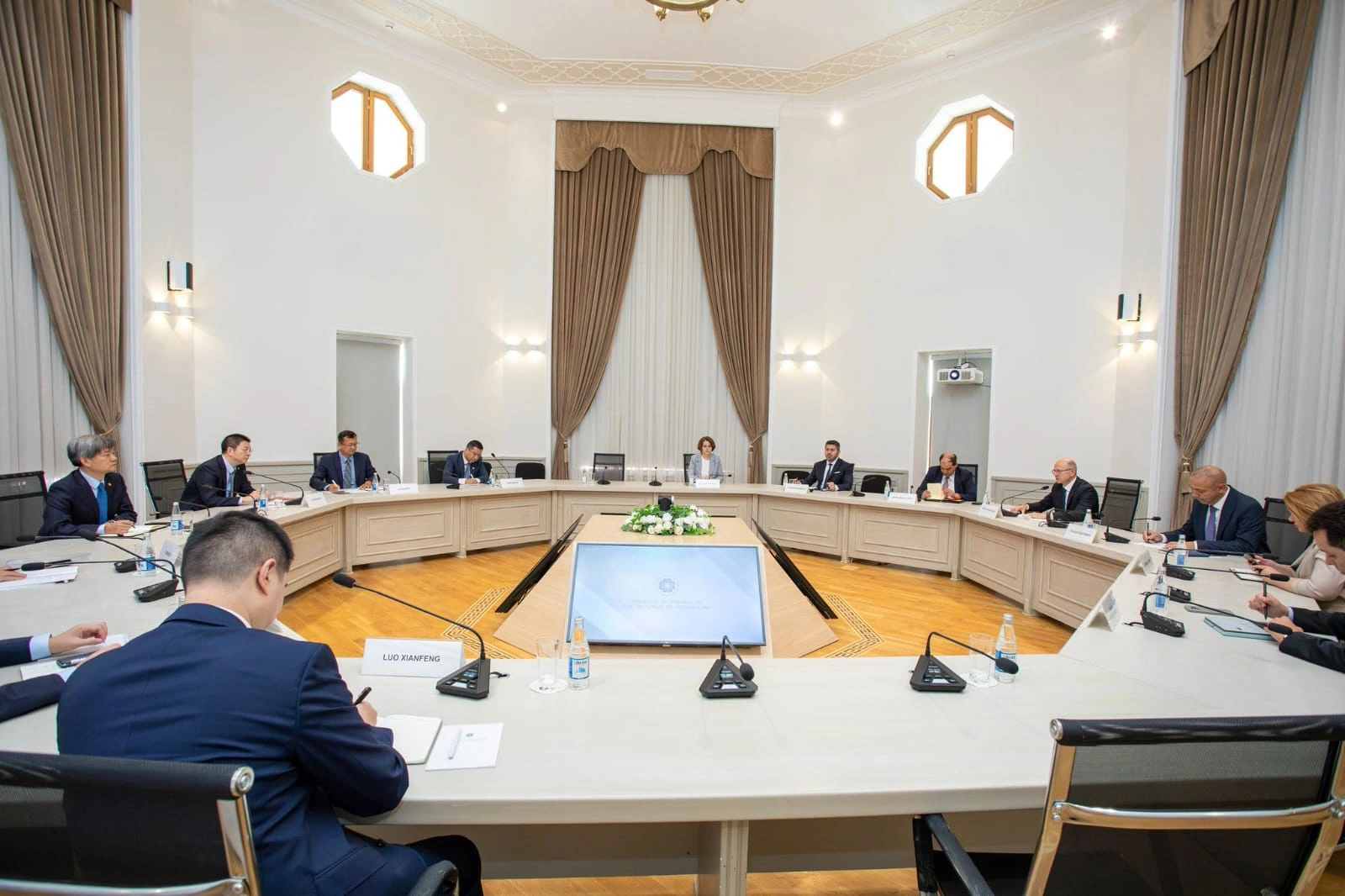 Azerbaijan, China Energy International Group brainstorm renewable energy projects (PHOTO)