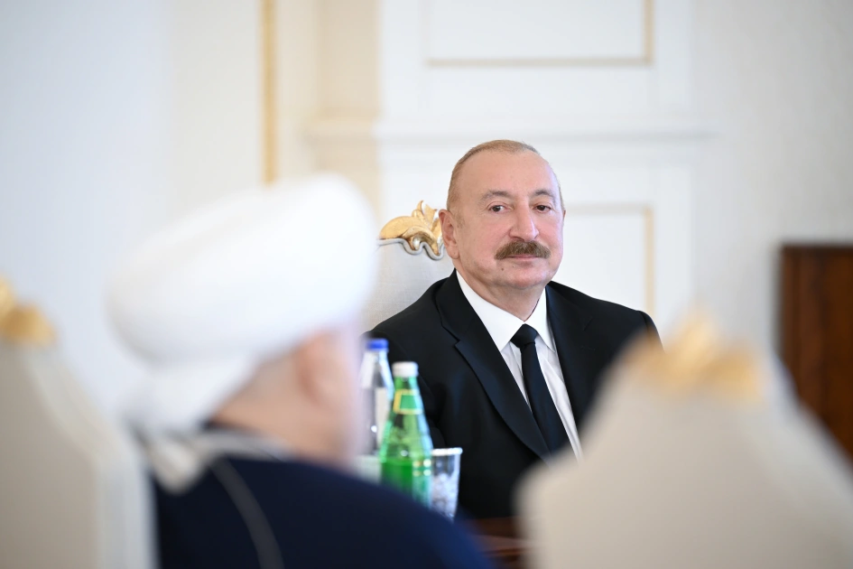 President Ilham Aliyev receives participants of international conferences held in Baku (PHOTO)