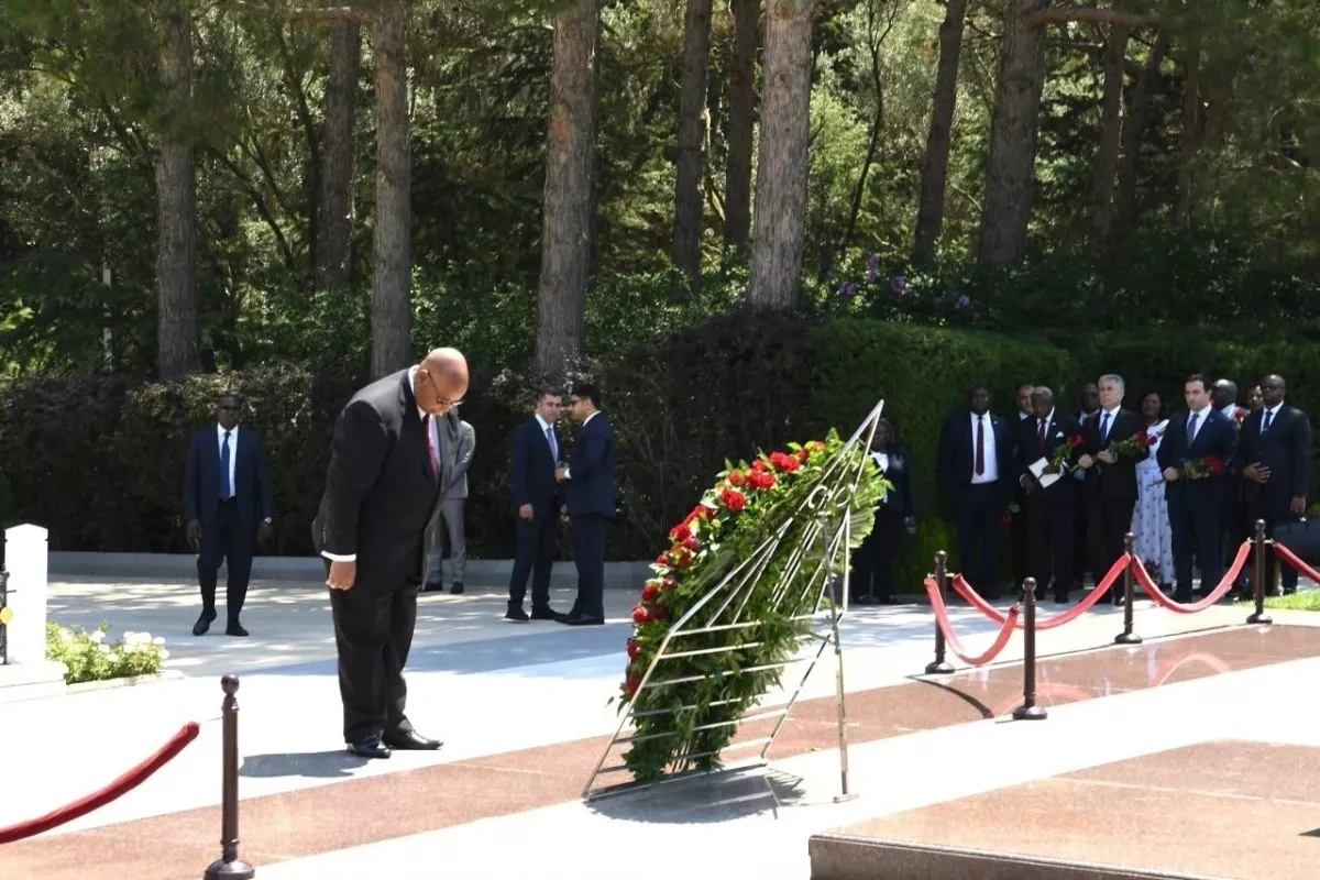 Zimbabwean parliamentary speaker visits Azerbaijan's Alley of Honour PHOTO