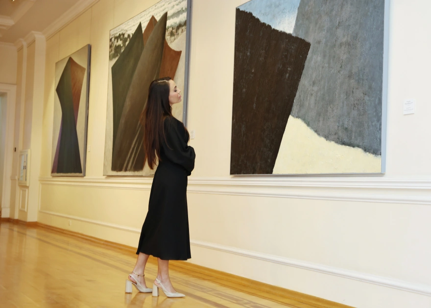 President Ilham Aliyev, First Lady Mehriban Aliyeva, and family members view retrospective exhibition titled “My Absheron: Plus”