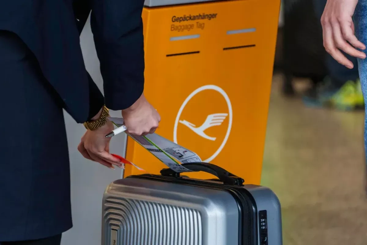 Lufthansa drops free cabin suitcases in basic fares