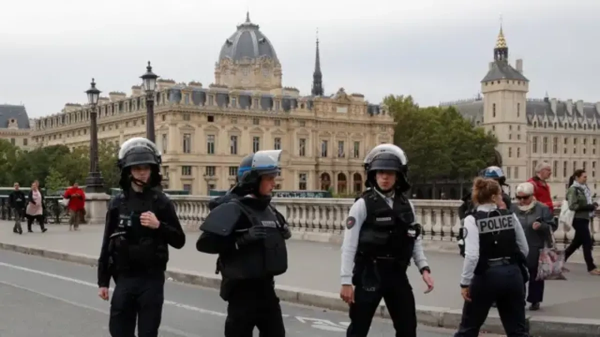 Five officers injured in Paris mass group attack