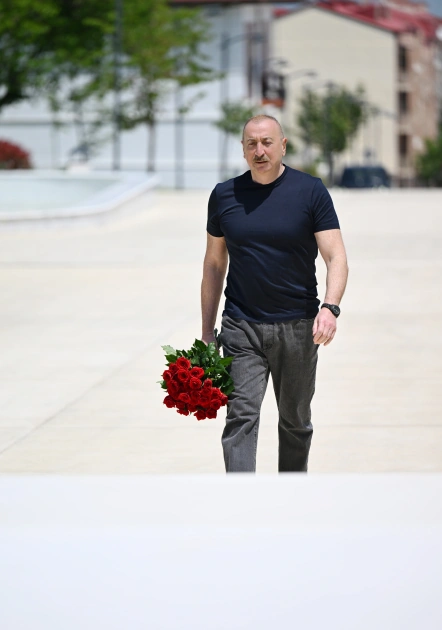 President Ilham Aliyev lays flowers in front of Victory Arch in Khankendi city (PHOTO)