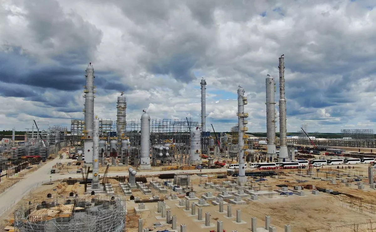 Blaze breaks out at major gas chemical project in Russia PHOTO