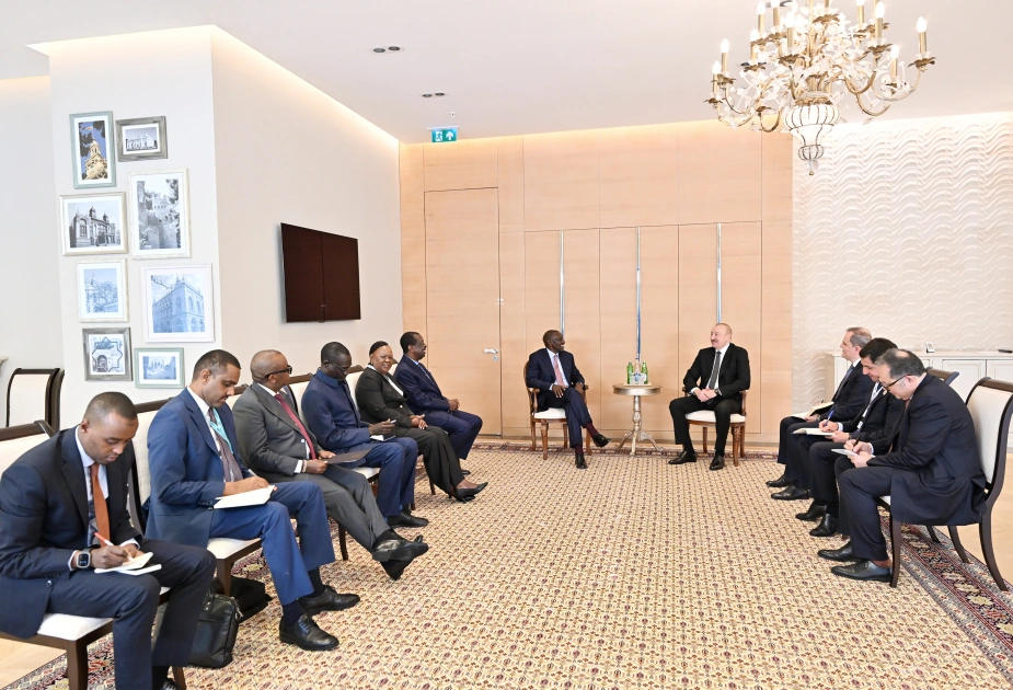 President Ilham Aliyev meets with delegation led by President of Kenya (PHOTO)