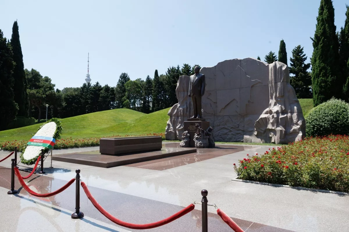Muslim religious leaders visit Alley of Honour in Baku VIDEO