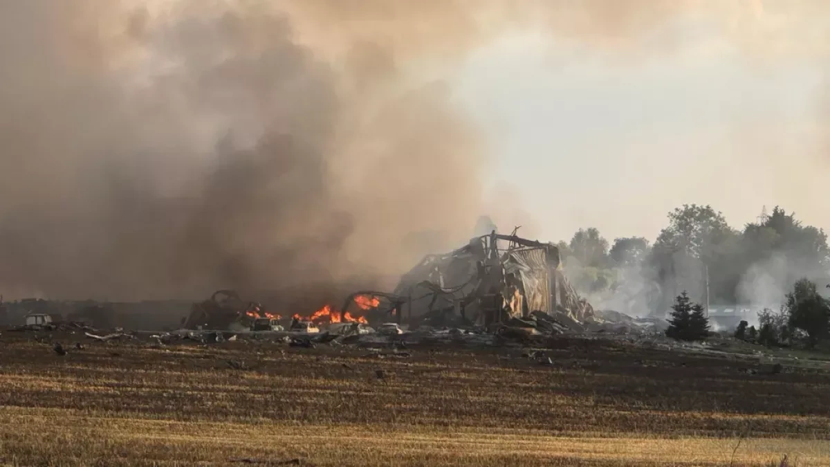 Fertiliser blast triggers major fire in southeast England, prompting evacuations PHOTO/VIDEO