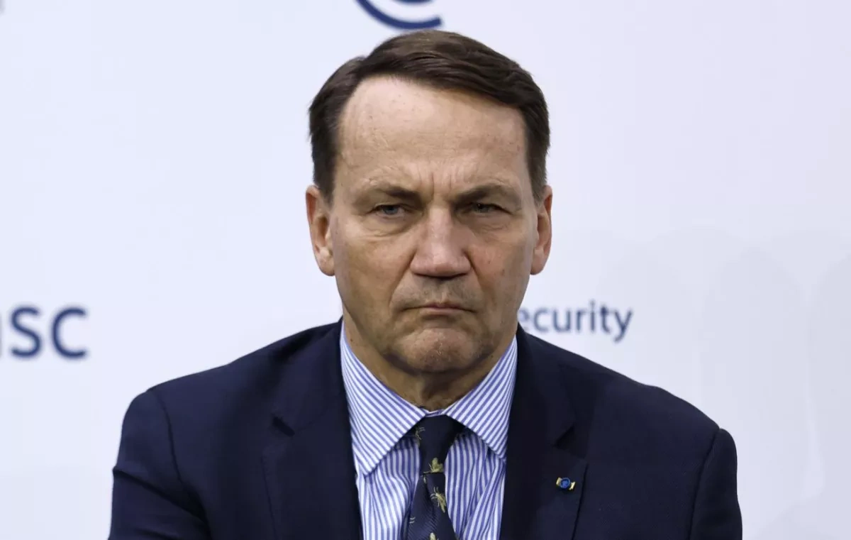 Polish foreign minister reveals his personal emergency survival kit
