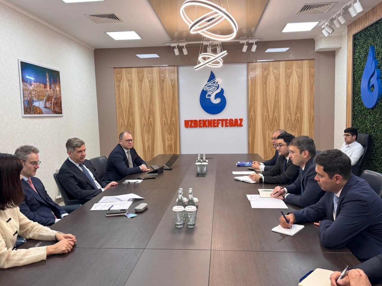 Solar investment in focus as Uzbekneftegaz meets with AKA Bank