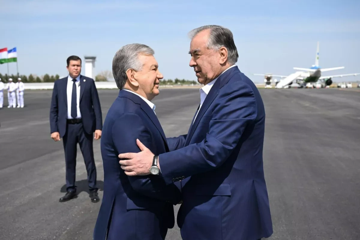 Uzbek President Mirziyoyev arrives in Bukhara for Uzbek-Tajik summit PHOTO