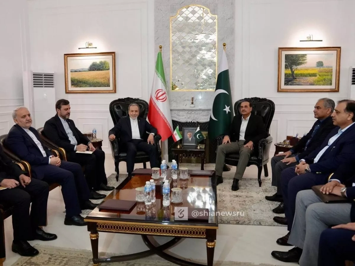 Iran’s top diplomat holds talks with Pakistan military chief PHOTO / VIDEO