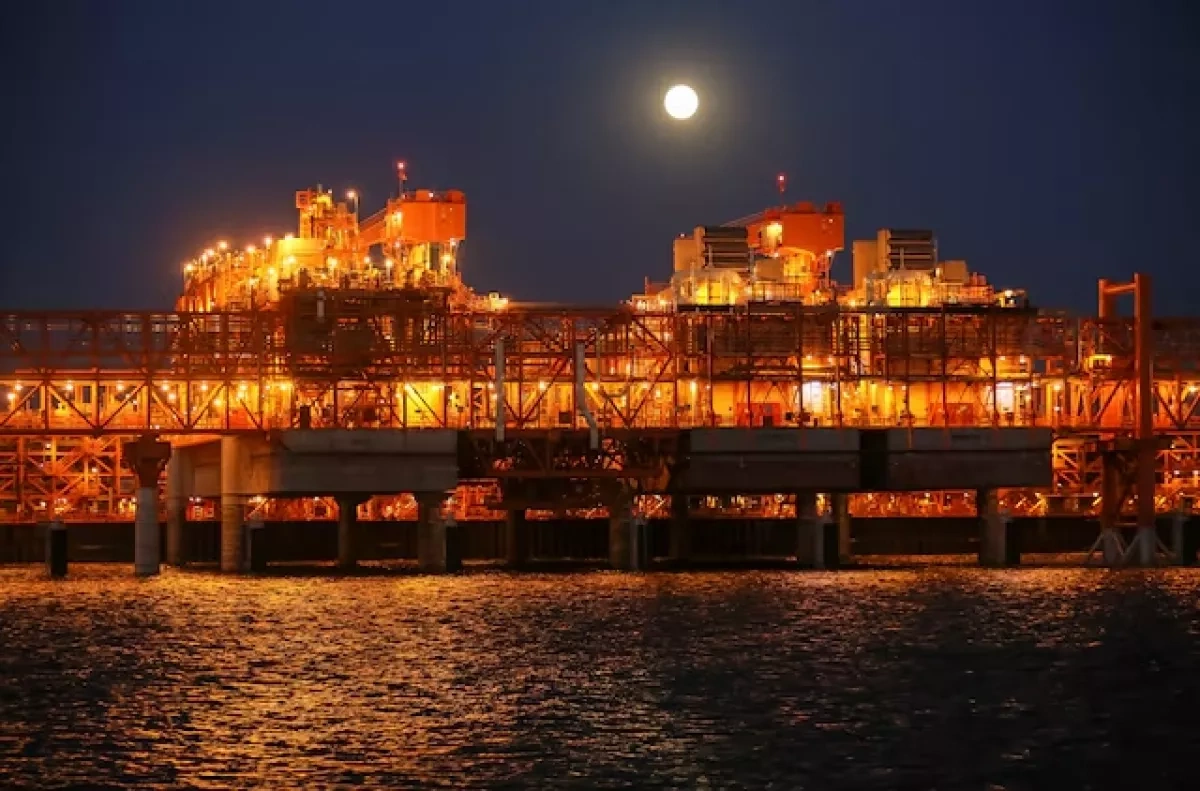 Oil prices edge lower as markets weigh US-Iran mediation efforts