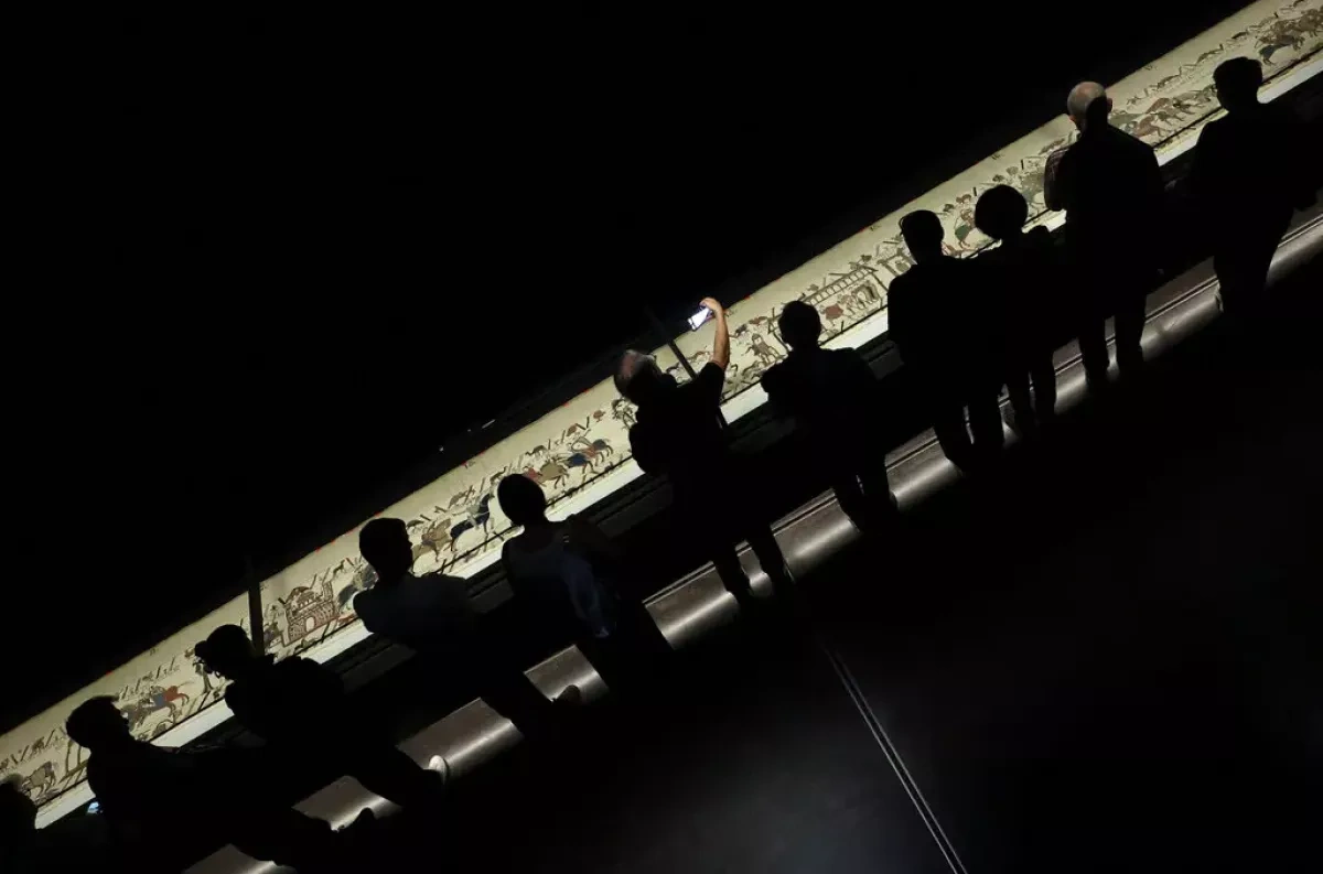 Bayeux tapestry returns to Britain, but photography ban sparks debate