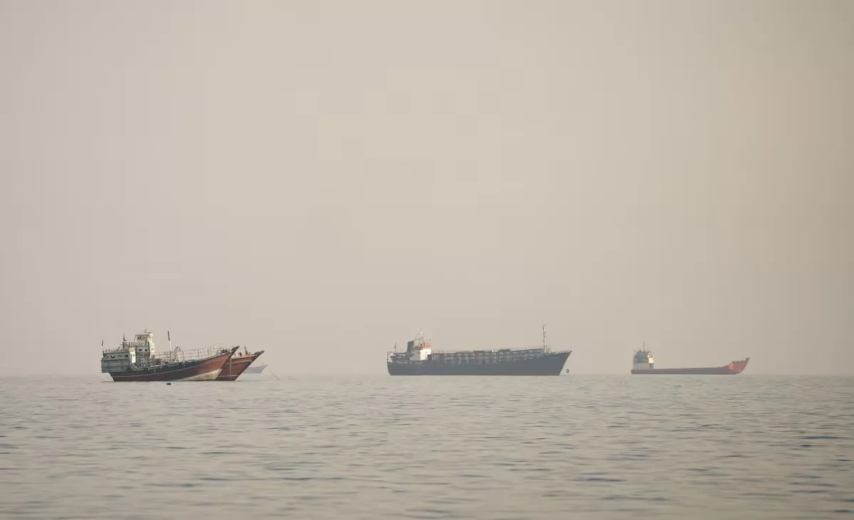 Saudi oil surge sends tankers scrambling for space around Hormuz