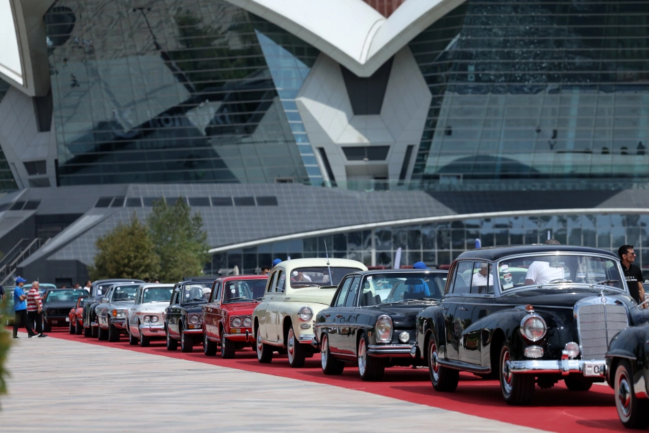 Vice-President of Heydar Aliyev Foundation Leyla Aliyeva and Arzu Aliyeva watch classic car parade and exhibition (PHOTO)