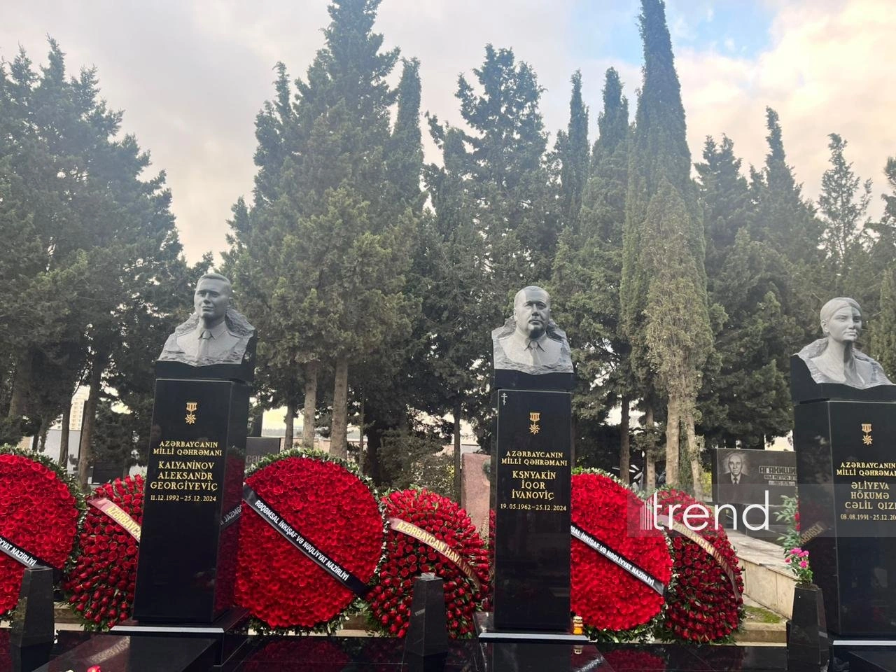 Azerbaijani officials honor fallen AZAL crew on anniversary of Aktau plane crash (PHOTO)