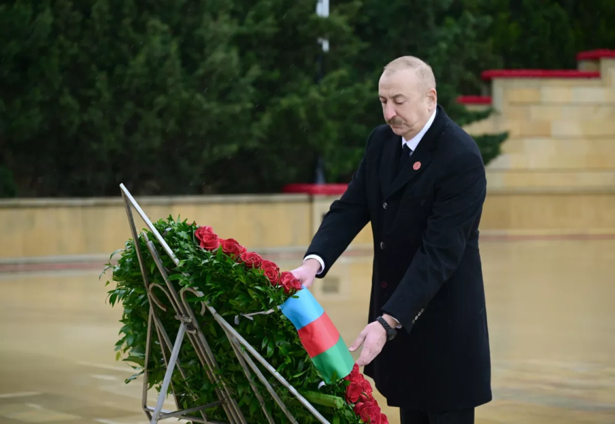 President Aliyev honours 20 January Martyrs at Alley of Martyrs PHOTO