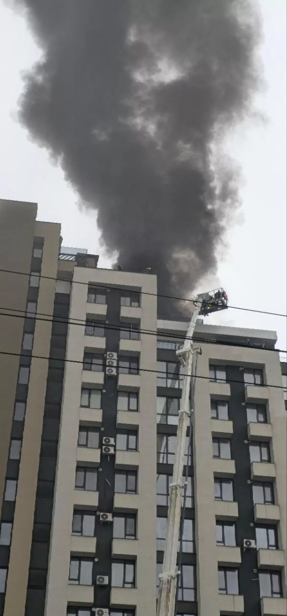 Fire erupts in high-rise residential building in Chisinau
 PHOTO/VIDEO